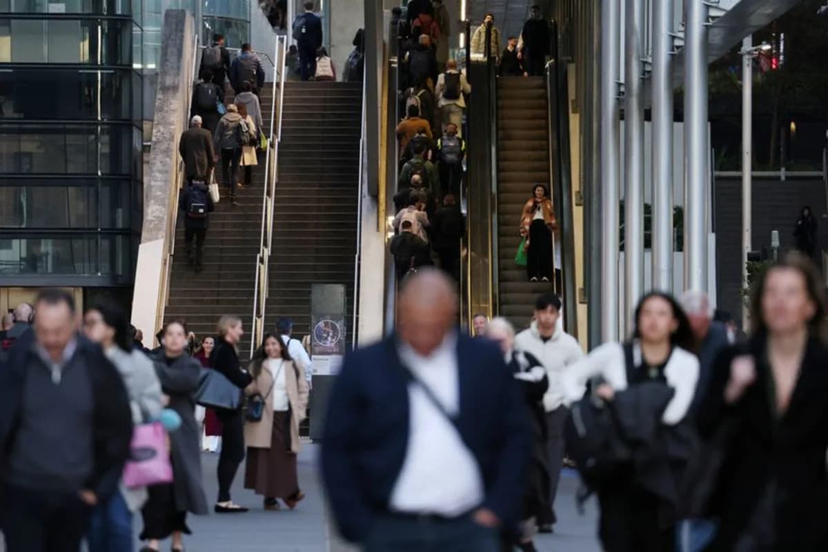 Australian Job Ads Rise in July, Signaling Resilient Labor Market Despite Rate Hikes